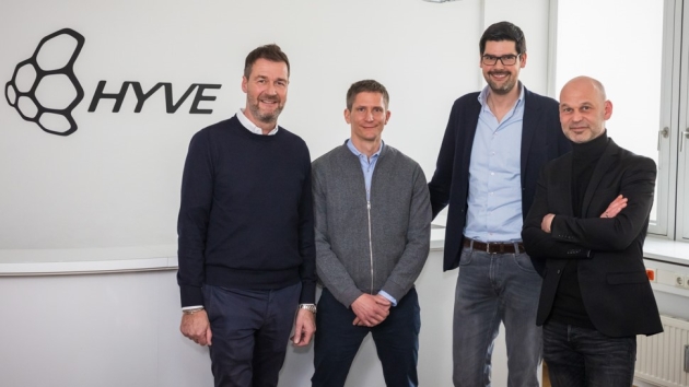 v.l.: Peter Nthen (CEO der Qvest Group) mit Dr. Gregor Jawecki, Dr. Giordano Koch und Gerd Schwarz - Quelle: photo-deluxe.com - Frank Schmiedel